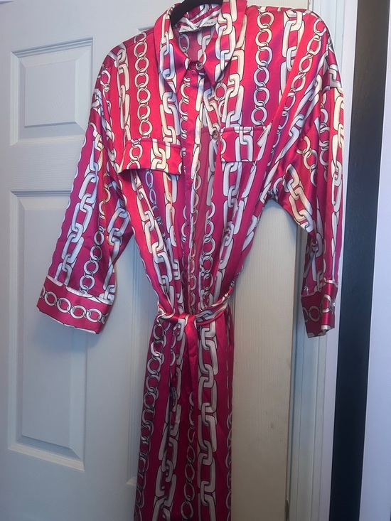 Emma & Michele Dresses & Skirts - Emma & Michele Fuchsia Chain-Print Satin Shirt Dress